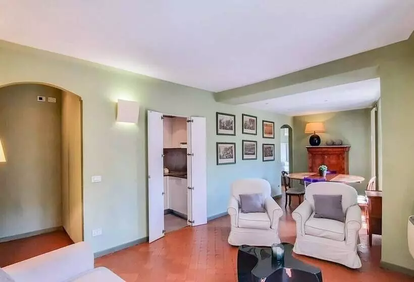 Piazza Venezia Charming & Bright Apartment