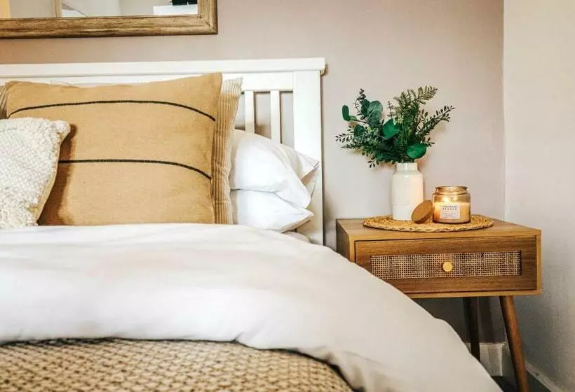 Principality View Apartment One, By Solace Stays