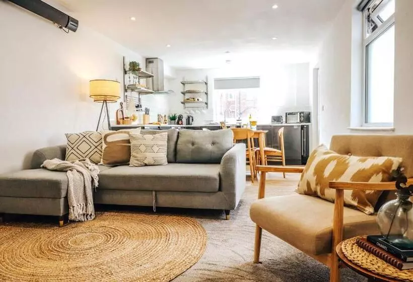 Principality View Apartment One, By Solace Stays