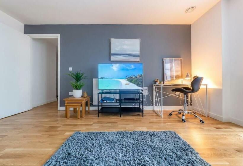 Tranquil Stay In The Heart Of Slough