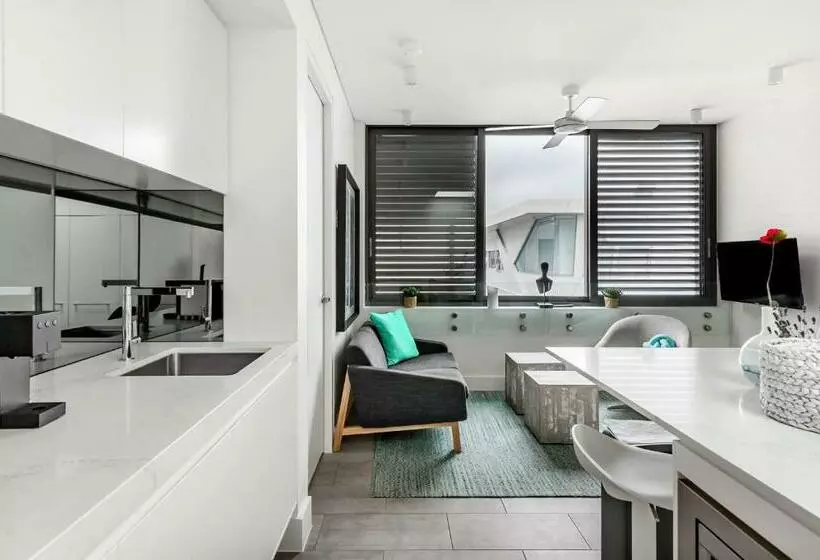 Stylish 1br Apartment With Skylight Near Bondi Beach