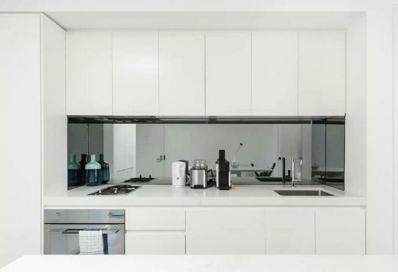 Stylish 1br Apartment With Skylight Near Bondi Beach