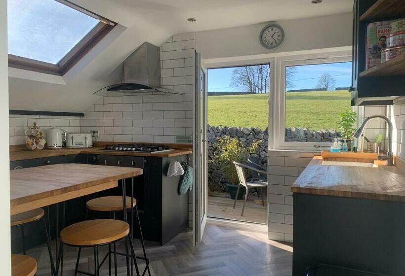 Primrose Cottage   Tideswell, Peak District