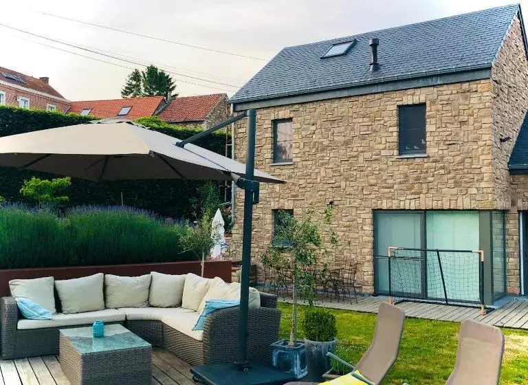 Juste à Côté, Maison De Caractère Avec Piscine