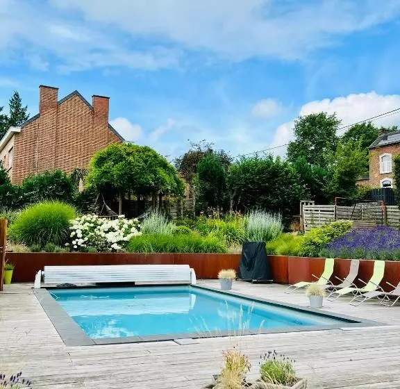 Juste à Côté, Maison De Caractère Avec Piscine