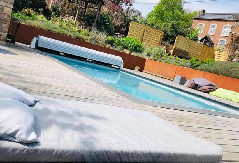 Juste à Côté, Maison De Caractère Avec Piscine