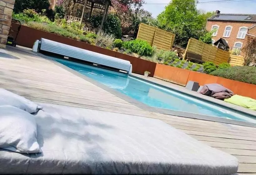 Juste à Côté, Maison De Caractère Avec Piscine