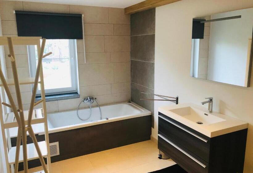 Juste à Côté, Maison De Caractère Avec Piscine