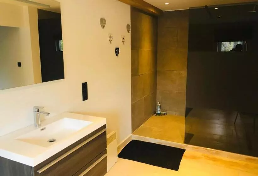 Juste à Côté, Maison De Caractère Avec Piscine