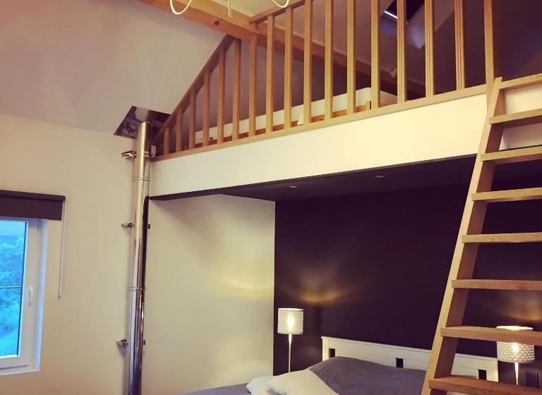 Juste à Côté, Maison De Caractère Avec Piscine