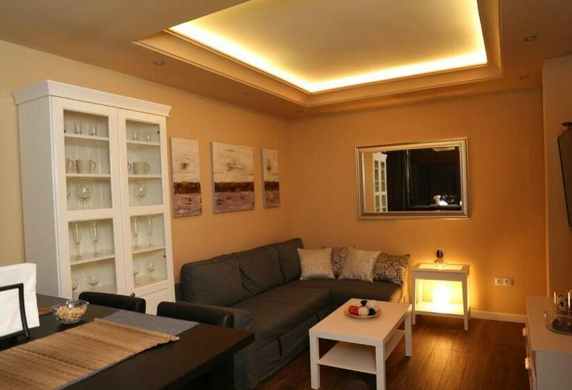 Avenida De La Cornisa 11