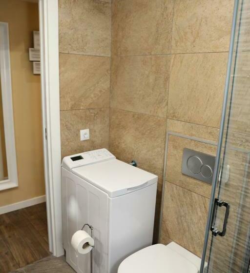 Avenida De La Cornisa 11