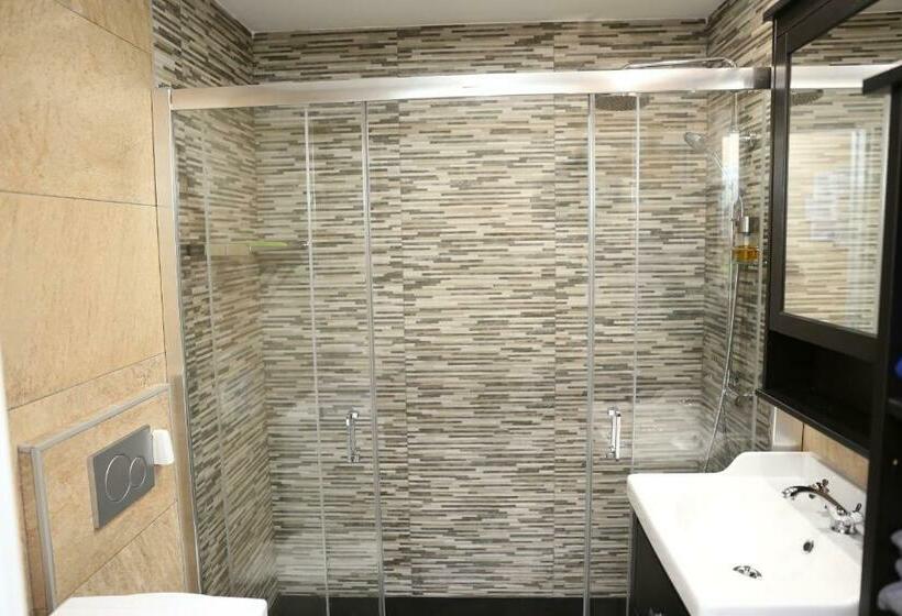 Avenida De La Cornisa 11