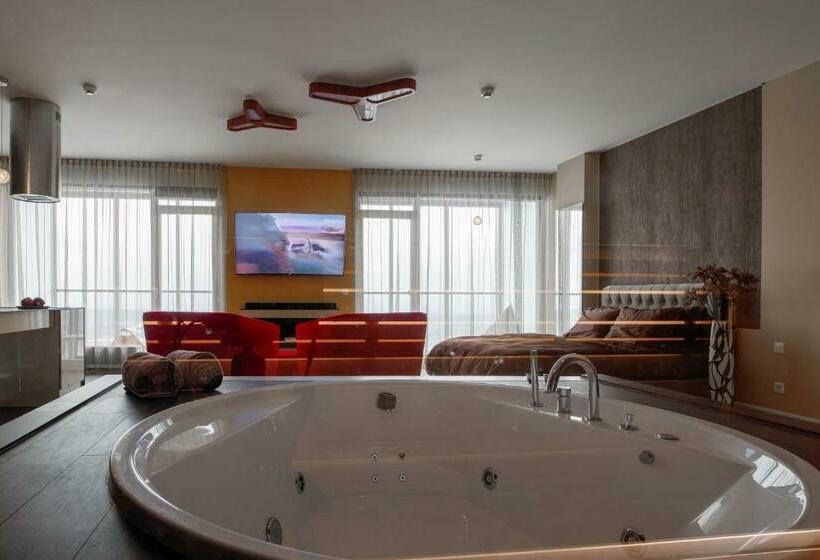 Sky Chocolate Jacuzzi 30 Floor