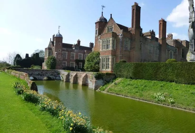 ベッドアンドブレックファースト The Greyhound   Historic Former Inn