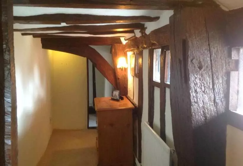 ベッドアンドブレックファースト The Greyhound   Historic Former Inn