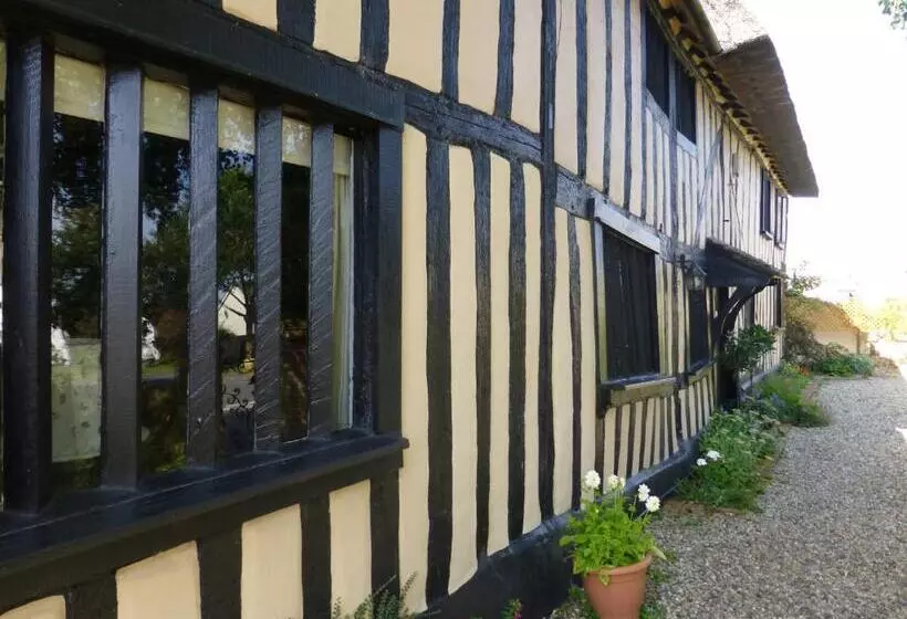 ベッドアンドブレックファースト The Greyhound   Historic Former Inn