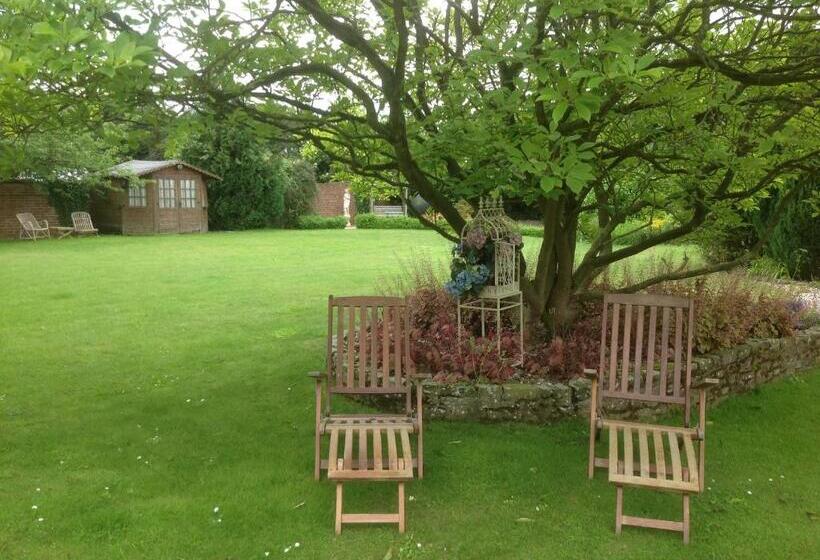 צימר The Greyhound   Historic Former Inn