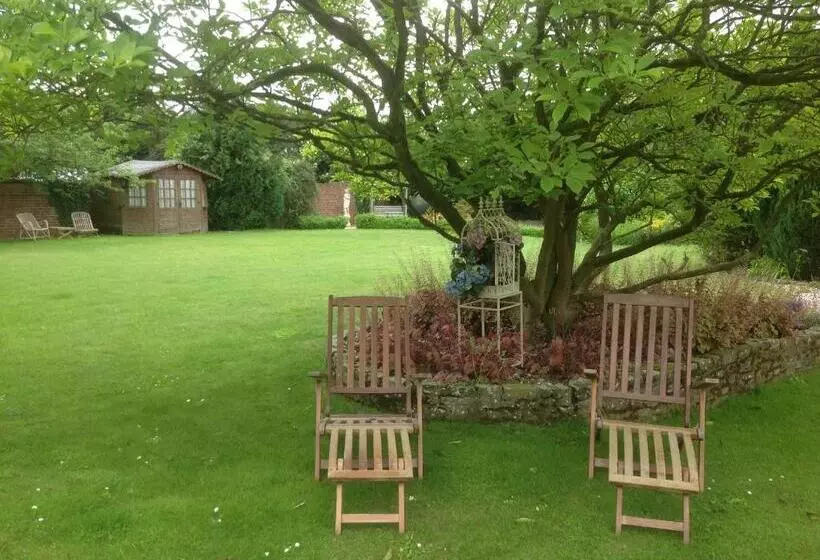 ベッドアンドブレックファースト The Greyhound   Historic Former Inn