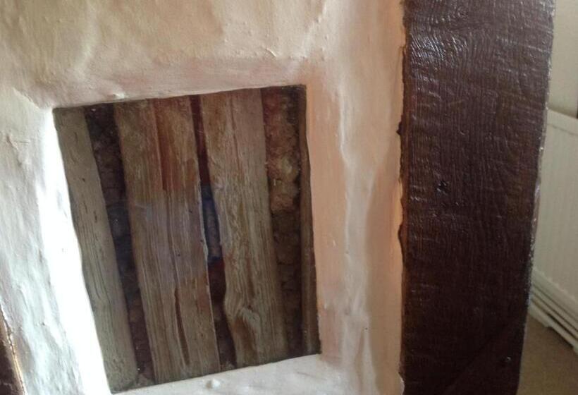 צימר The Greyhound   Historic Former Inn