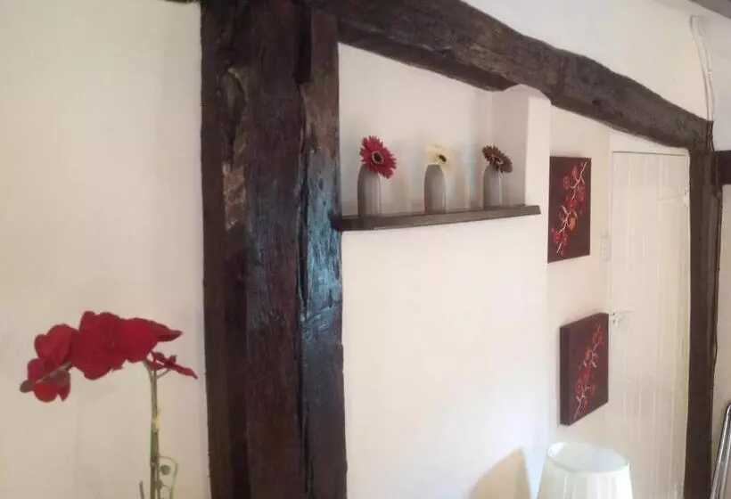 ベッドアンドブレックファースト The Greyhound   Historic Former Inn