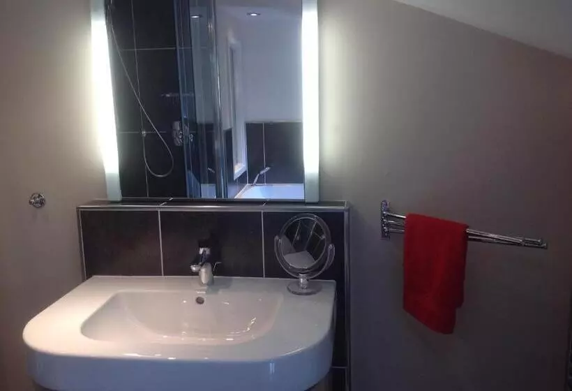 ベッドアンドブレックファースト The Greyhound   Historic Former Inn