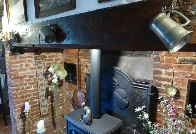 ベッドアンドブレックファースト The Greyhound   Historic Former Inn