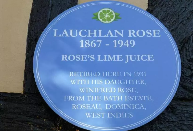 ベッドアンドブレックファースト The Greyhound   Historic Former Inn