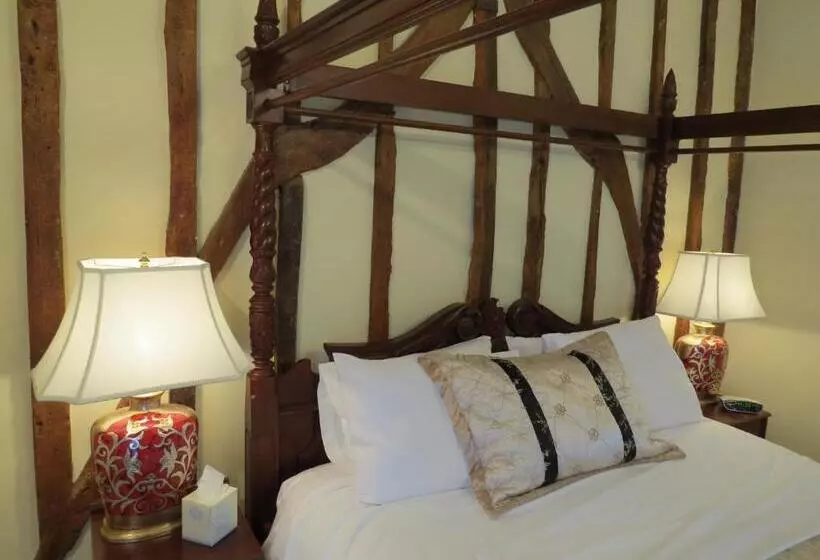 ベッドアンドブレックファースト The Greyhound   Historic Former Inn