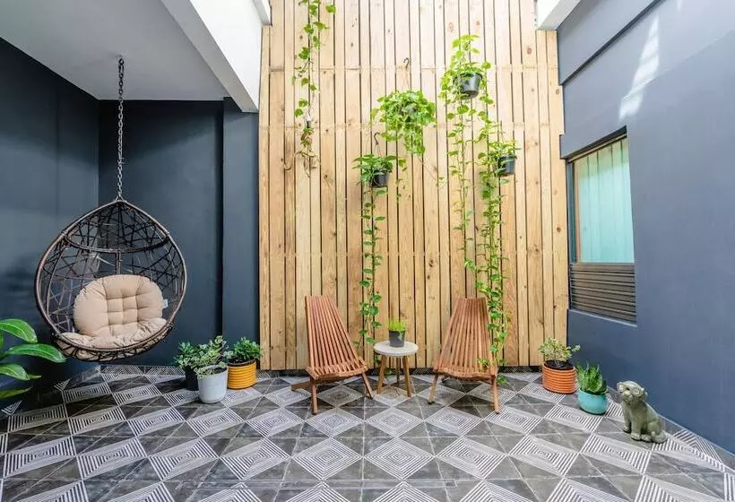 هتل La Buena Vida Inn