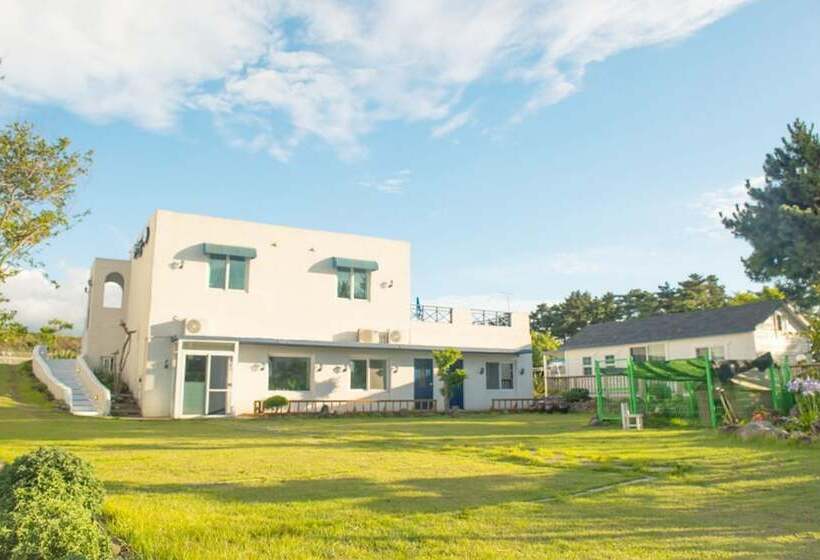 Jeju Hayandeungdae Pension