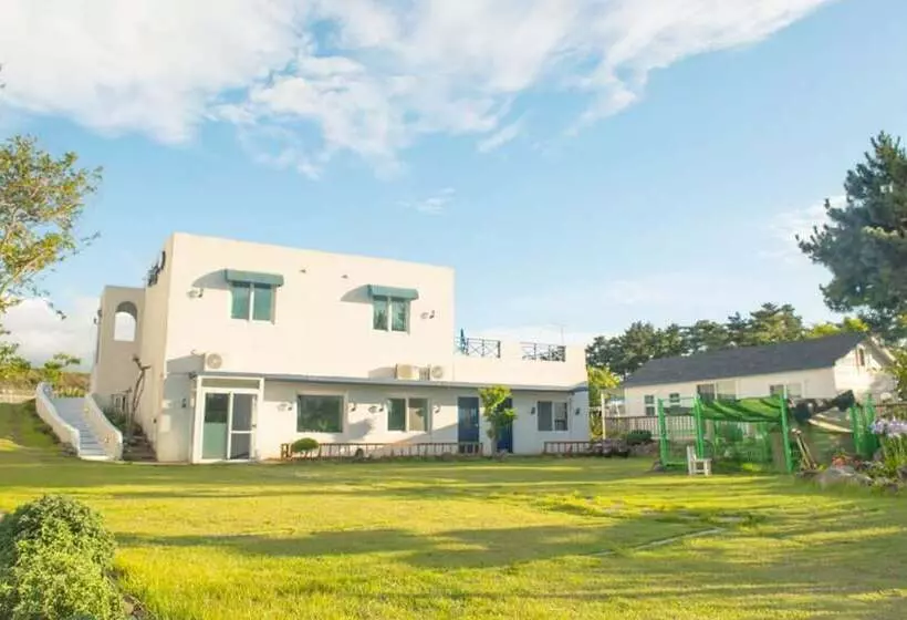 Jeju Hayandeungdae Pension