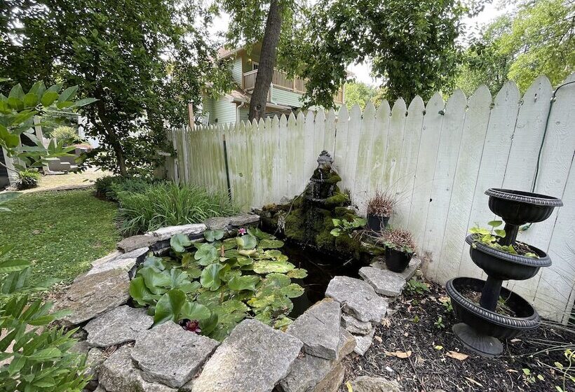 Отель Carriage Lane Inn