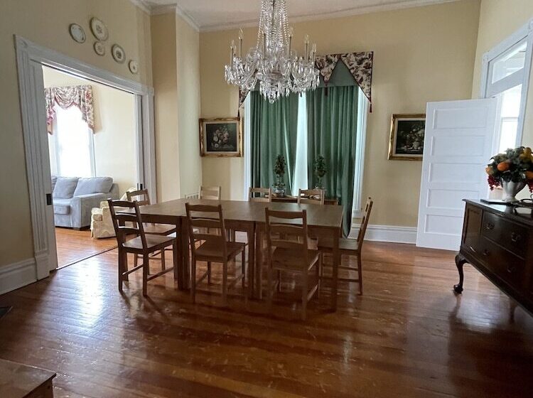 Отель Carriage Lane Inn