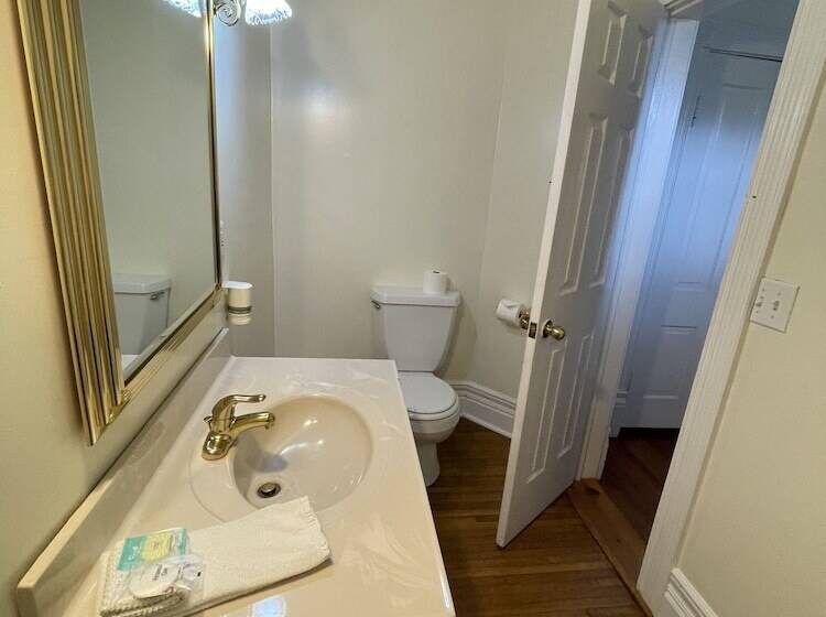 Отель Carriage Lane Inn