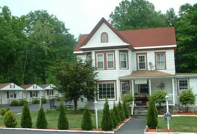 Seven Dwarfs Motel & Cabins