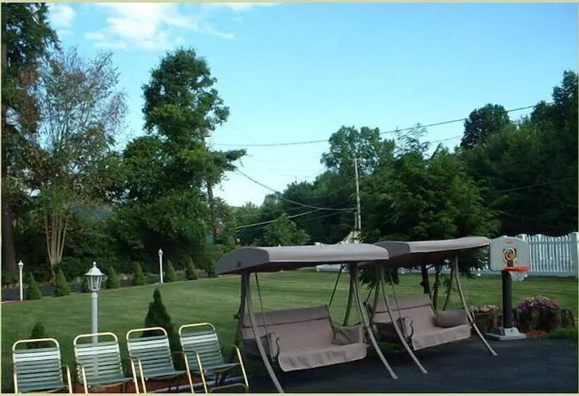 Seven Dwarfs Motel & Cabins