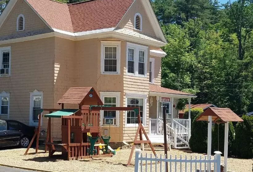 Seven Dwarfs Motel & Cabins