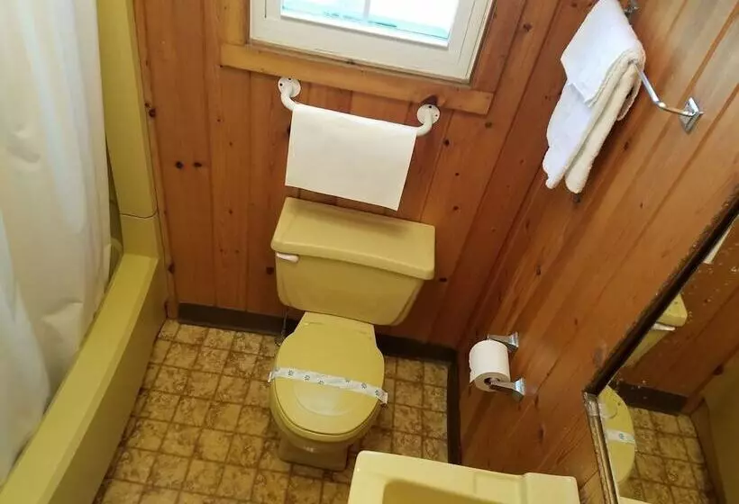 Seven Dwarfs Motel & Cabins