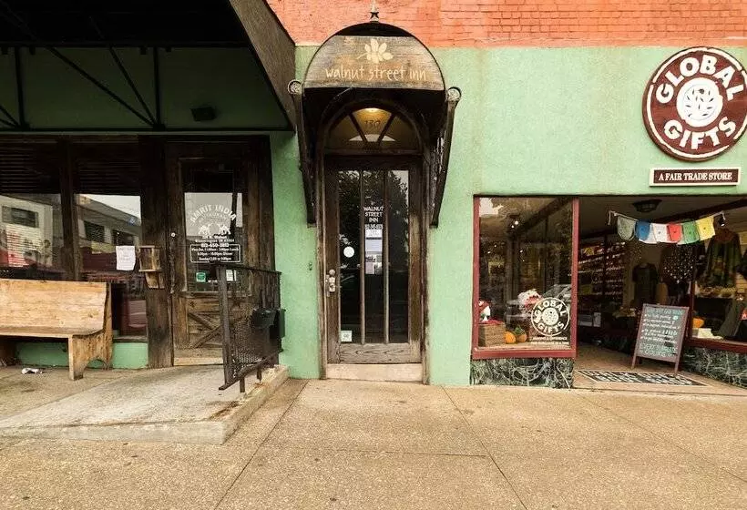 Hotelli The Walnut Street Inn