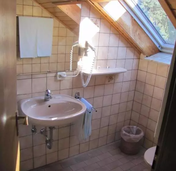 Hotelli Gästehaus Rehwinkel