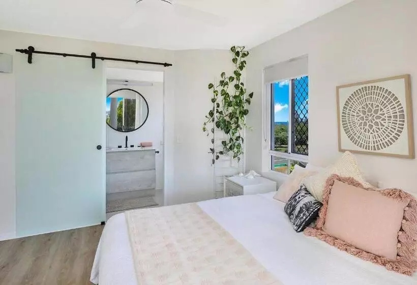 Отель Beachside Resort Kawana Waters