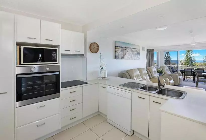 Отель Beachside Resort Kawana Waters