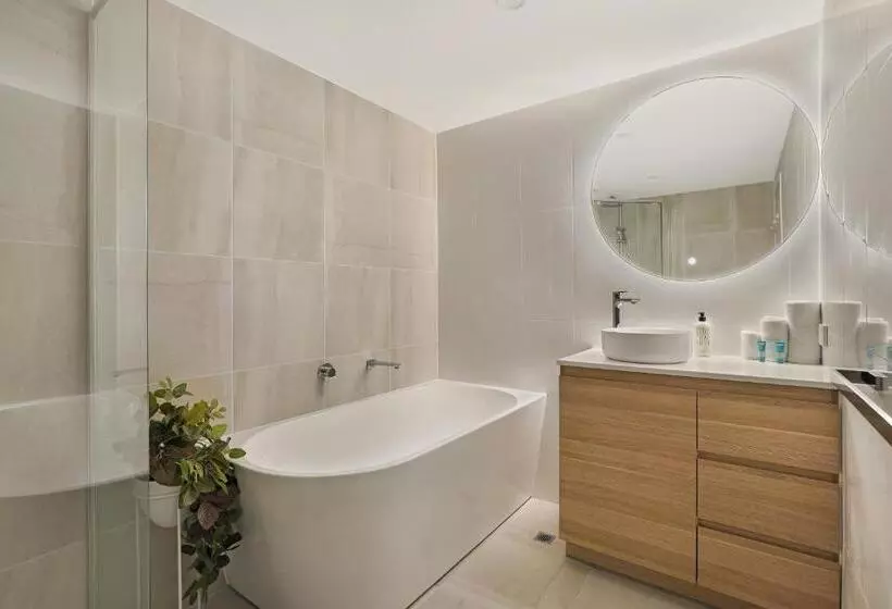 Отель Beachside Resort Kawana Waters