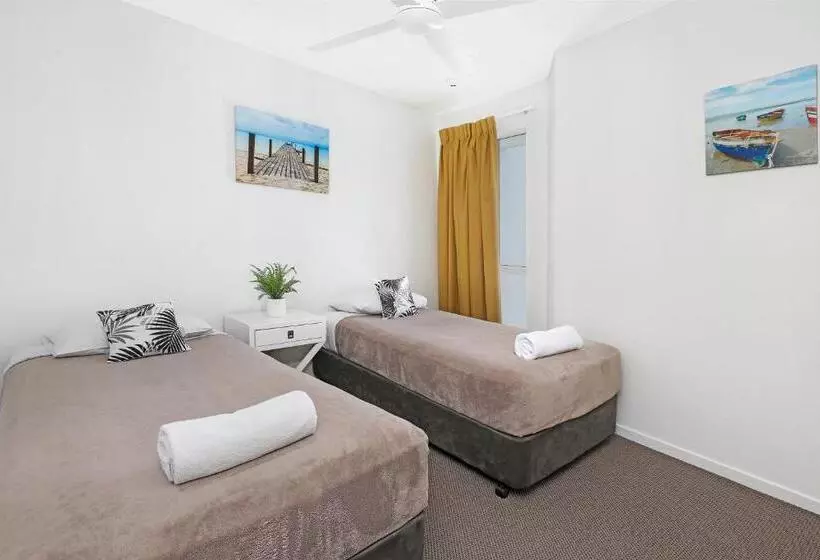 Отель Beachside Resort Kawana Waters