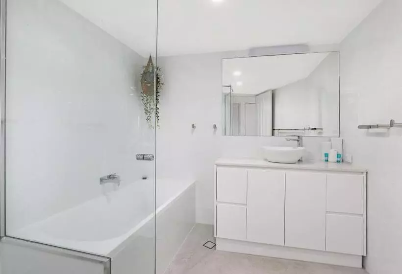 Отель Beachside Resort Kawana Waters