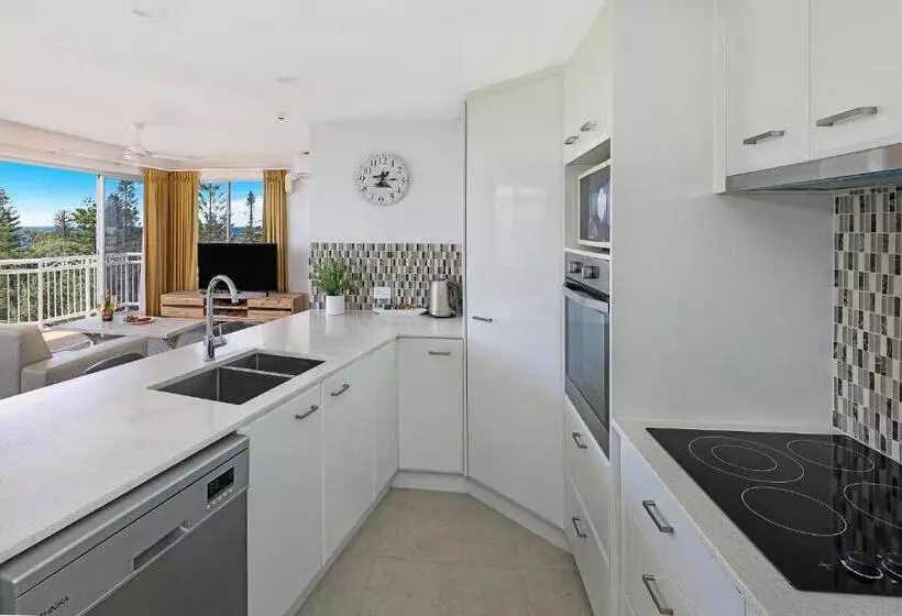 Отель Beachside Resort Kawana Waters