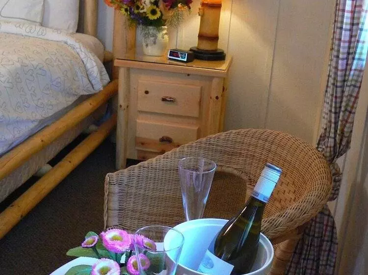 Hotelli The Pines Motorlodge