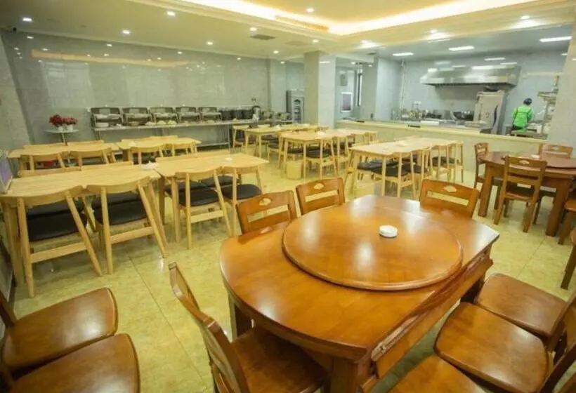 Hotelli Greentree Inn Zhoukou Shenqiu Railway Station Zhaofeng Avenue