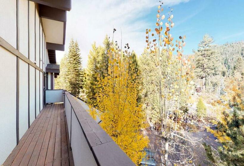 هتل Squaw Valley Ski Flat